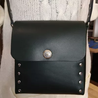 Sac en Cuir Artisanal - Légèreté et Style Authentique Pochettes & Besaces 2