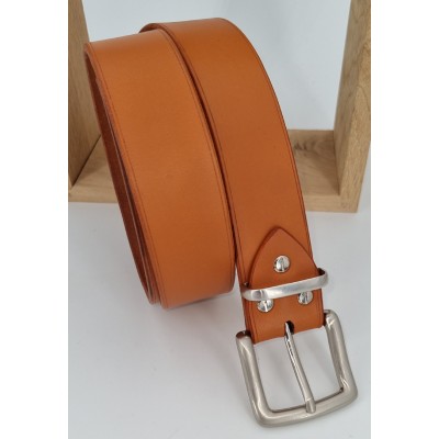 Ceinture artisanale, en cuir de bovin, plein fleur au tannage végétal. De couleur marron clair avec boucle en laiton massif.