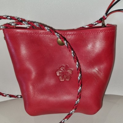 Petit Sac en Cuir Rouge avec Fleur d’Hibiscus  Boutique 2