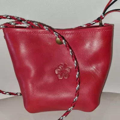Petit Sac en Cuir Rouge avec Fleur d’Hibiscus Boutique 2