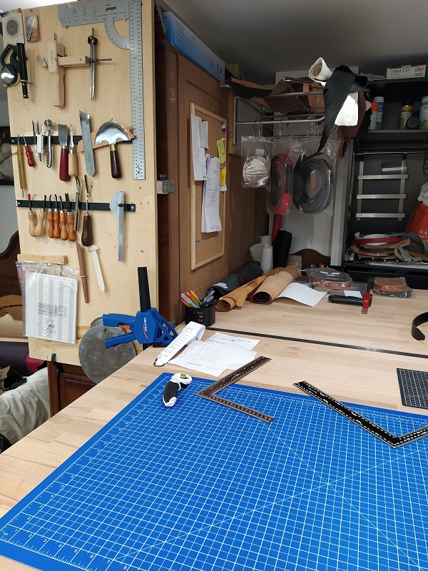 Photo des mes différents couteaux de coupe Atelier Valinor Maroquinerie Haute-savoie