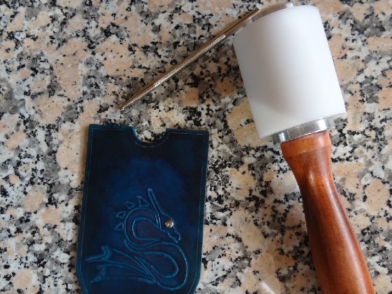 Dragon d'eau cuir vegeral repousse Atelier Valinor Maroquinerie Haute-savoie